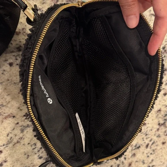 Lululemon Like New Black Sherpa Everywhere Belt Bag 1L - Picture 5 of 7